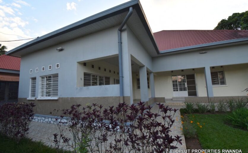 unfurnished house for rent in Kiyovu (13)