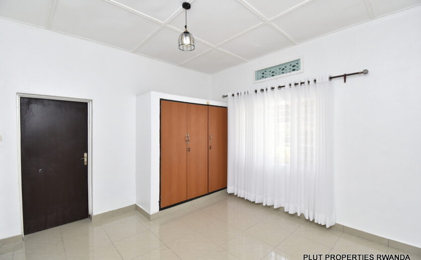 house with basket ball court for rent (32)