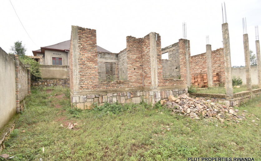 Plot for sale in Ruyenzi plut properties (1)