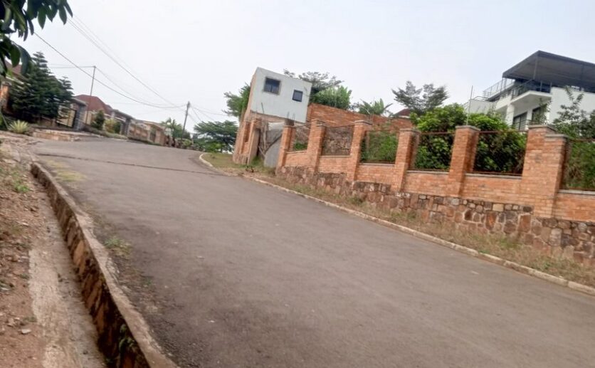 Big plot for sale in Kibagabaga plut properties (1)