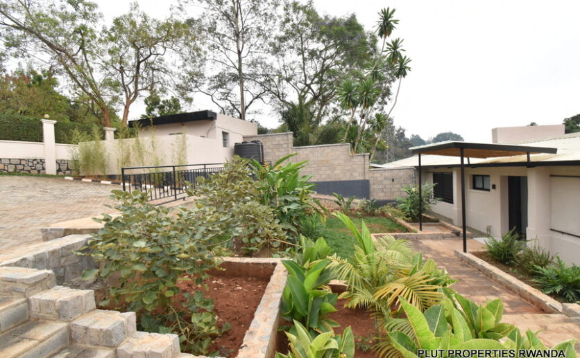 Unfurnished house for rent in Kiyovu plut properties (1)