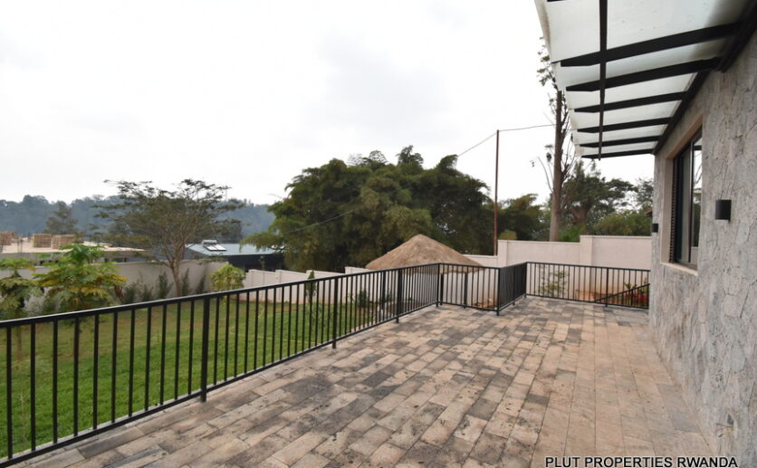 Unfurnished house for rent in Kiyovu plut properties (15)