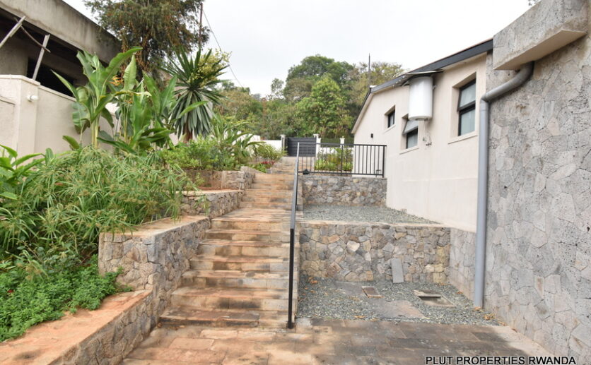 Unfurnished house for rent in Kiyovu plut properties (16)