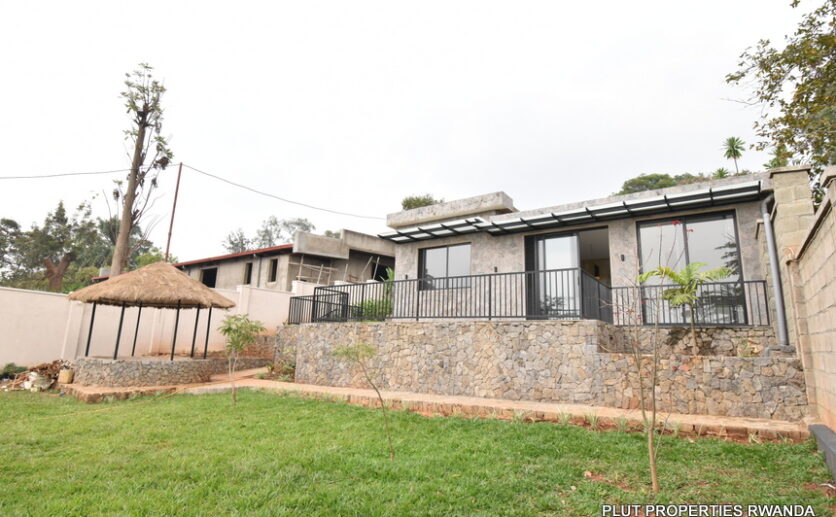 Unfurnished house for rent in Kiyovu plut properties (18)