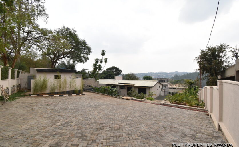 Unfurnished house for rent in Kiyovu plut properties (19)