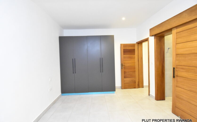 Unfurnished house for rent in Kiyovu plut properties (3)