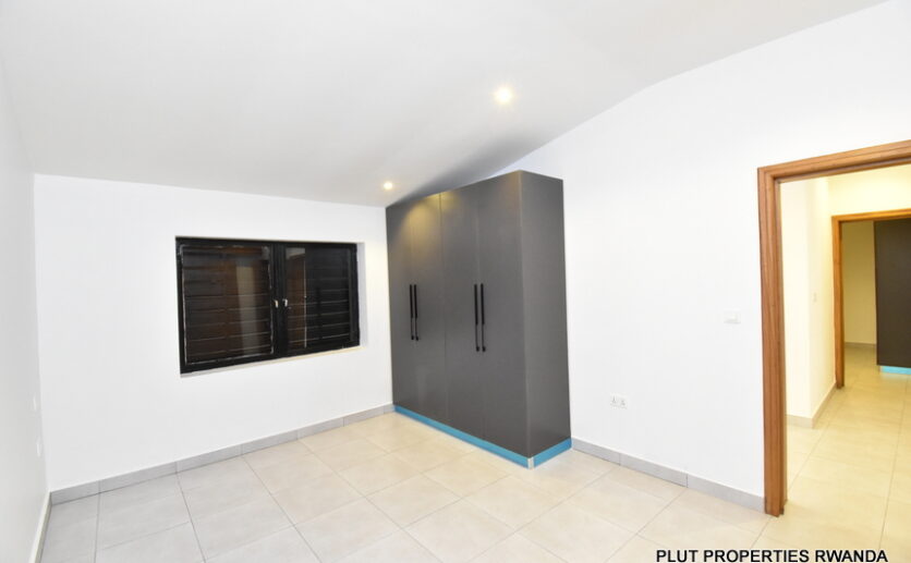Unfurnished house for rent in Kiyovu plut properties (5)