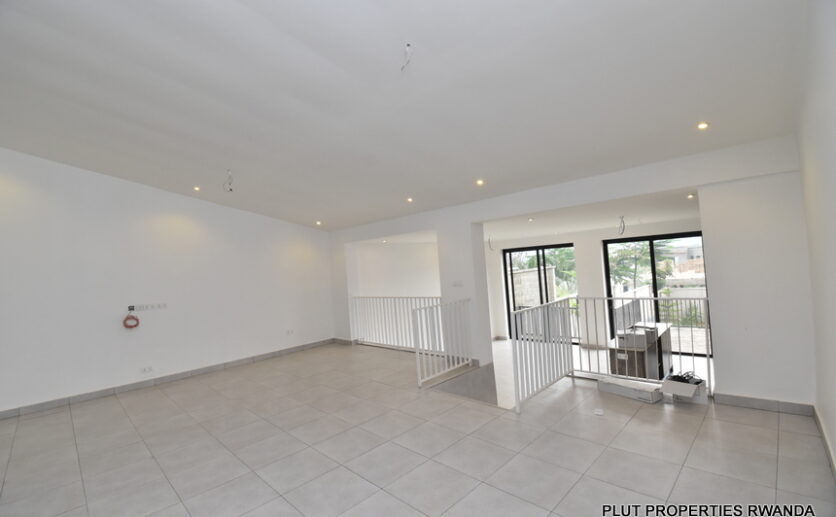 Unfurnished house for rent in Kiyovu plut properties (8)