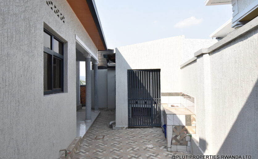 4 Big bedroom house for sale in Kanombe plut properties (1)