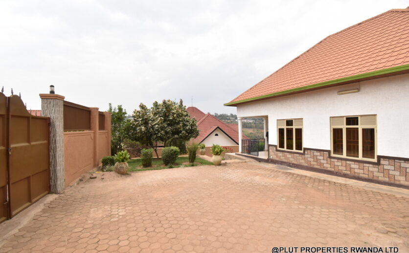 Big House for sale in Kibagabaga plut properties (4)