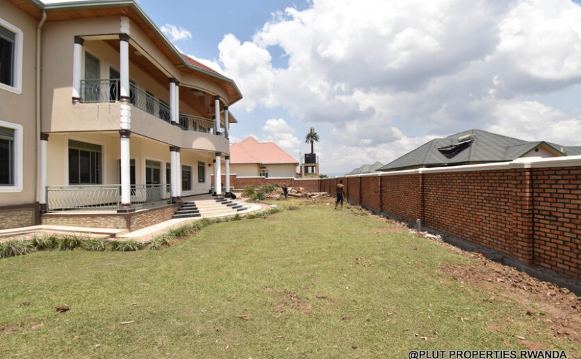 Big 8 bedroom house for rent plut properties (1)