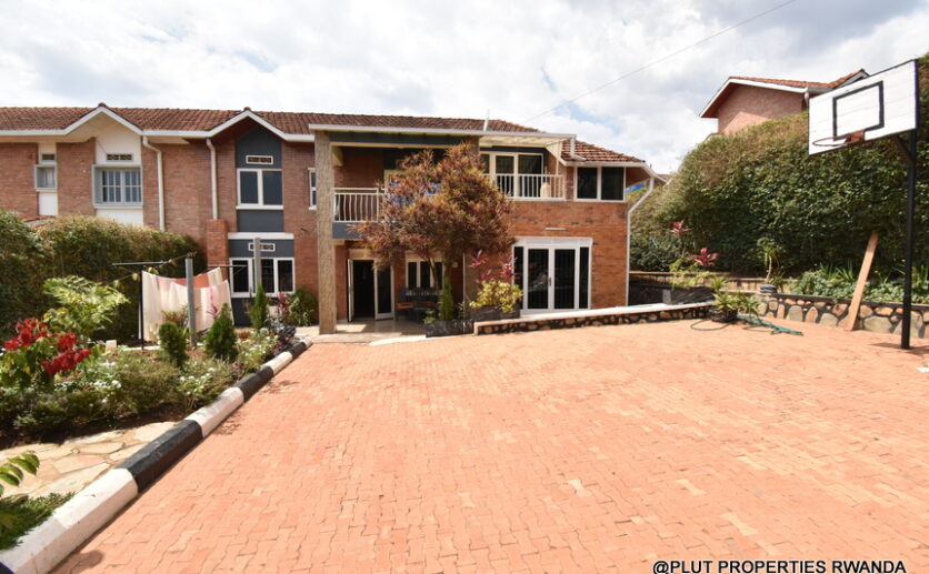 Big family house for rent in Gacuriro plut properties (12)