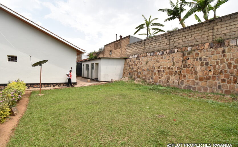 Big plot for sale in Kibagabaga plut properties (2)