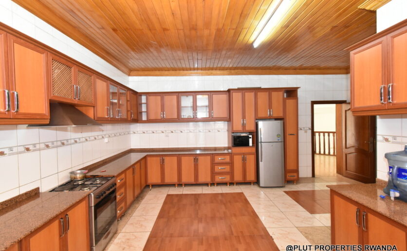Big house for rent in Nyarutarama Kigali plut properties (17)