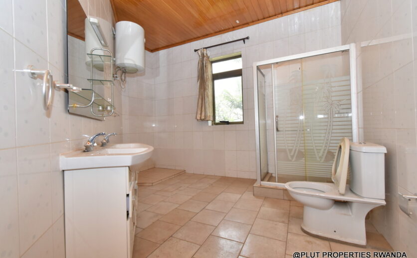 Big house for rent in Nyarutarama Kigali plut properties (20)