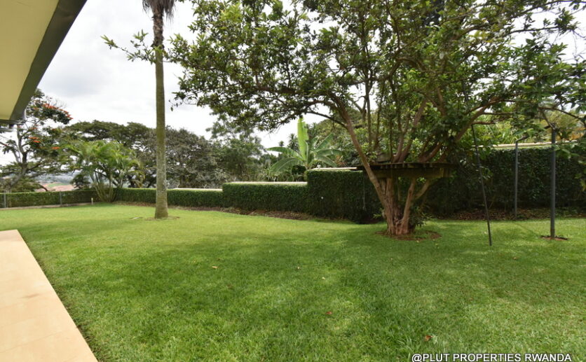 House with pool for sale in Kiyovu plut properties (11)