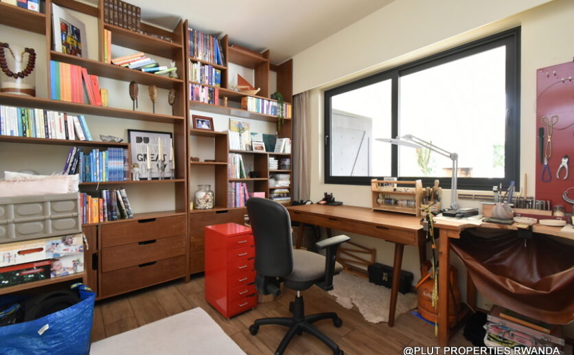 House with pool for sale in Kiyovu plut properties (7)