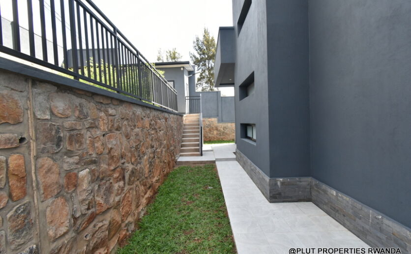 unfurnished house in Rebero for rent plut properties (1)