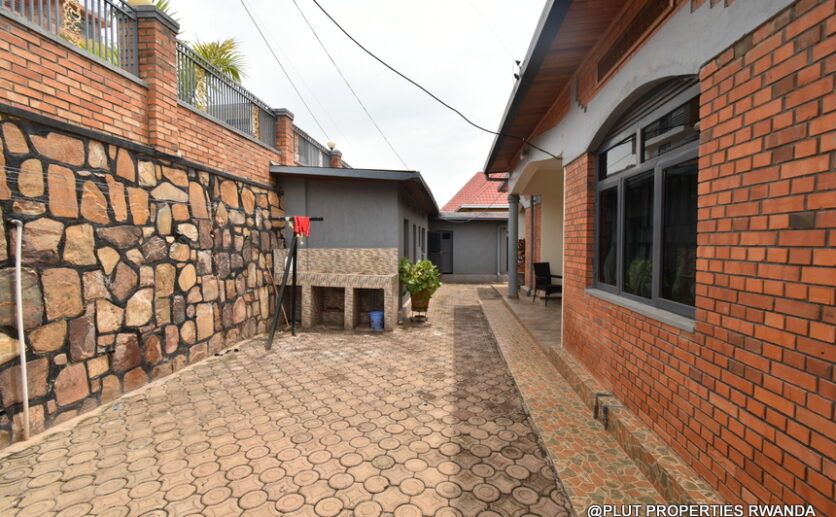 4 spacious rooms in Rebero Kigali plut properties (15)
