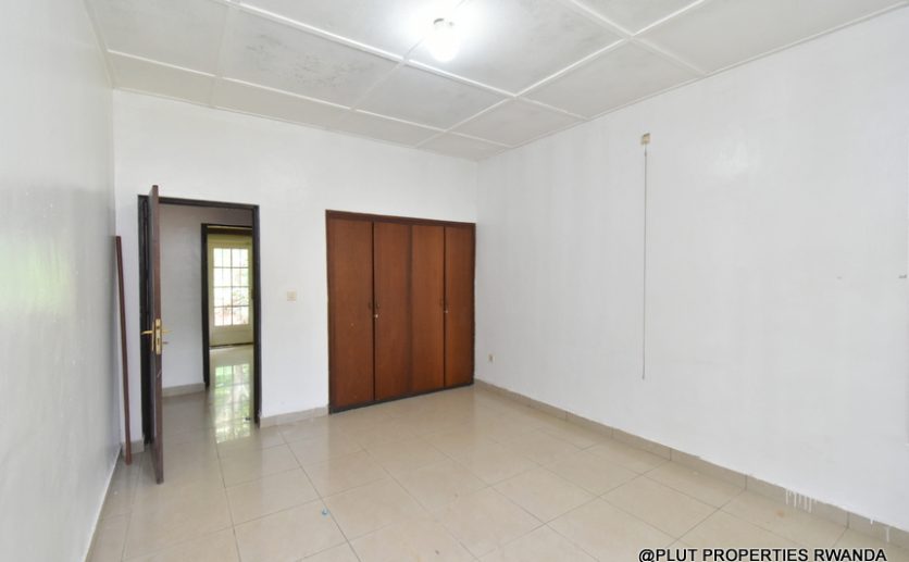 House for rent in Kiyovu plut propeeties (1)