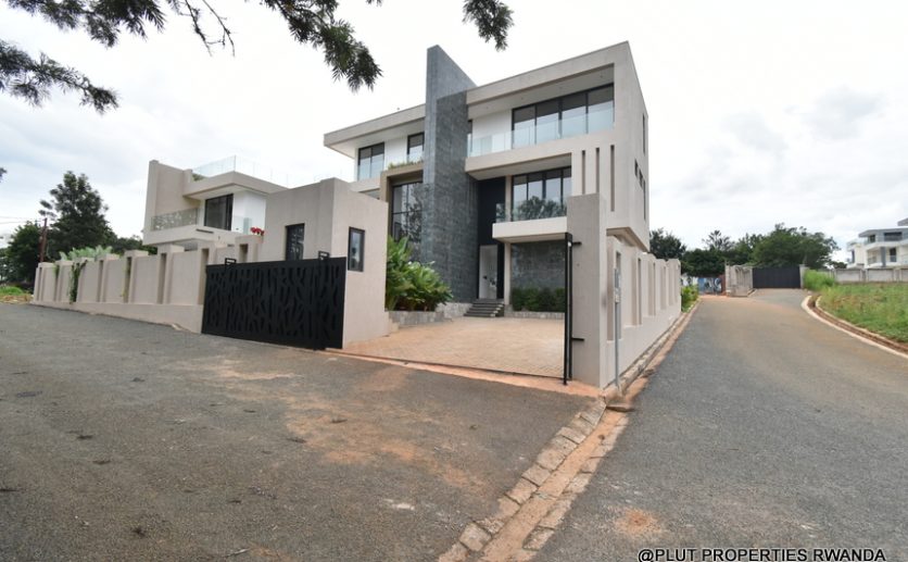Beautiful villa for sale plut properties (18)