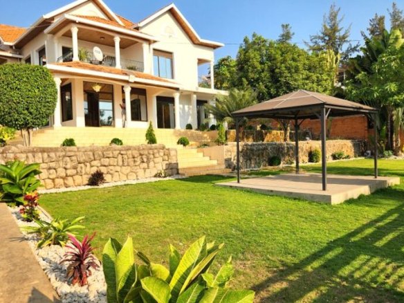 Elegant house available for rent in Rebero