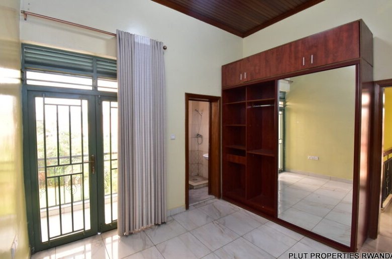 2 houses for sale in Kibagabaga.