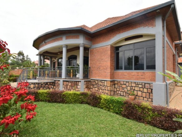 4 spacious bedrooms for rent in Rebero