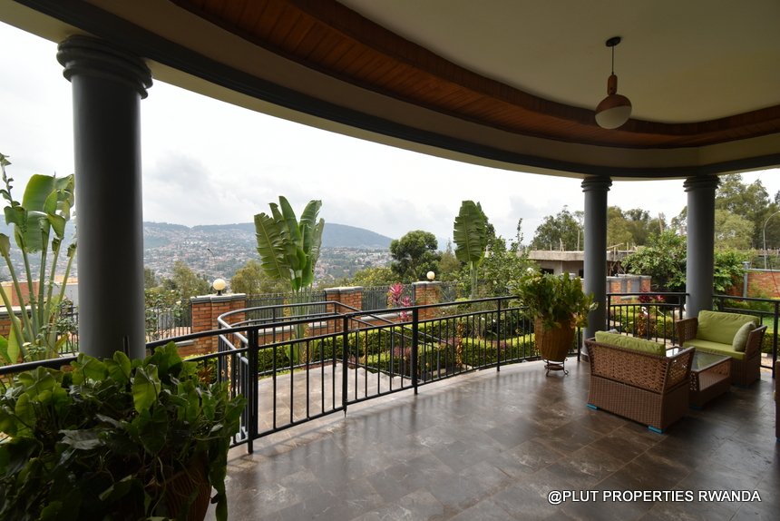 4 spacious bedrooms for rent in Rebero