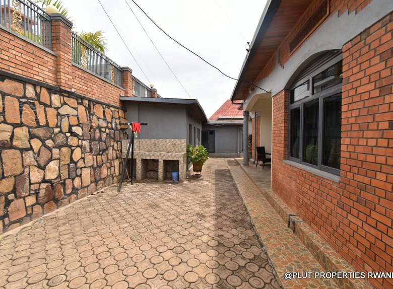 4 spacious bedrooms for rent in Rebero