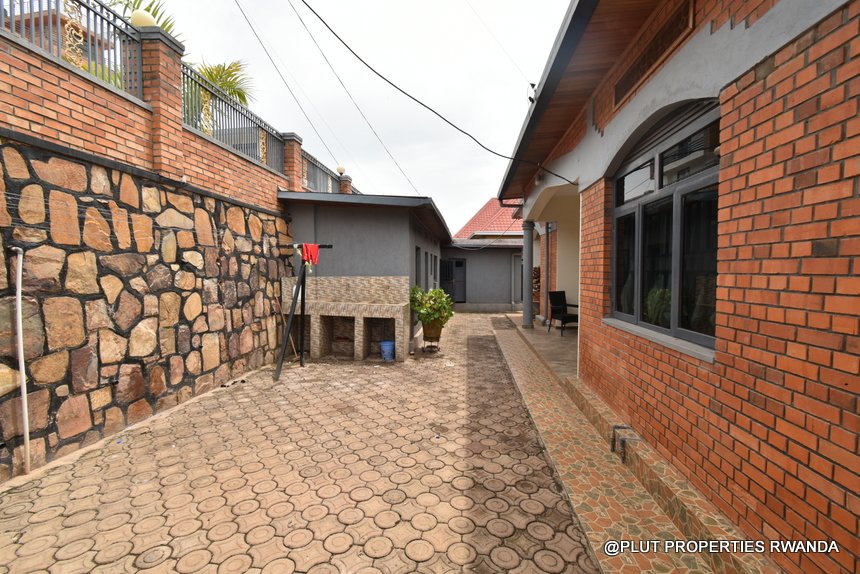 4 spacious bedrooms for rent in Rebero