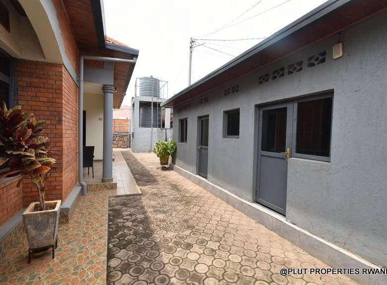 4 spacious bedrooms for rent in Rebero