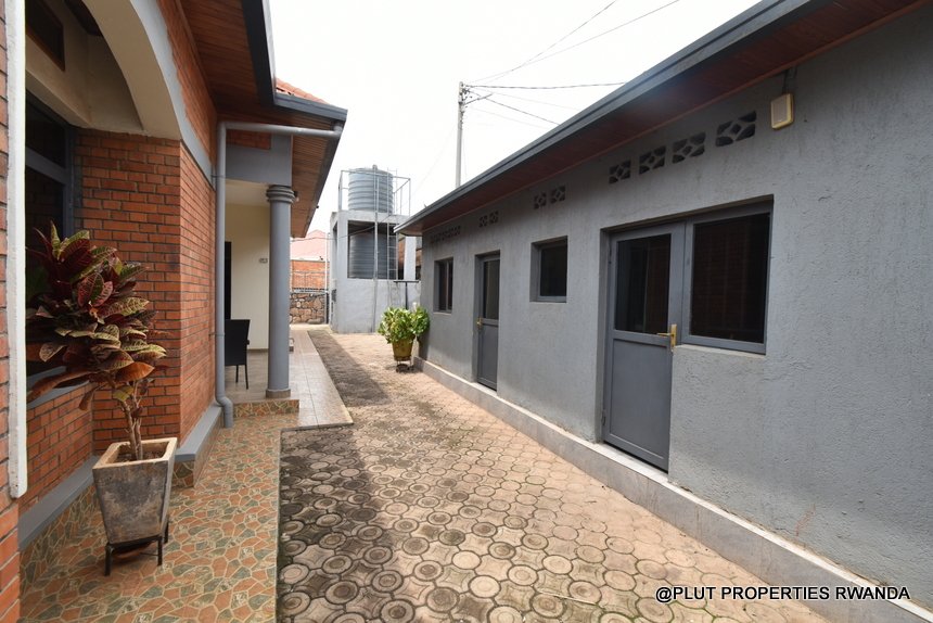 4 spacious bedrooms for rent in Rebero