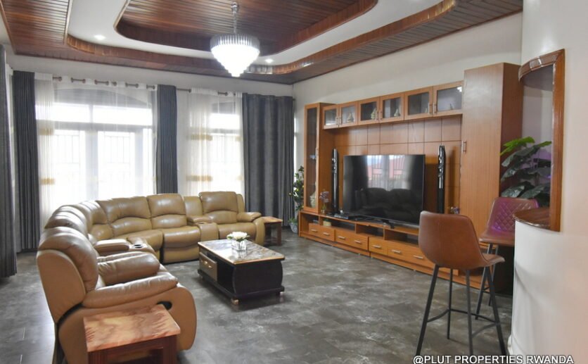 4 spacious bedrooms for rent in Rebero