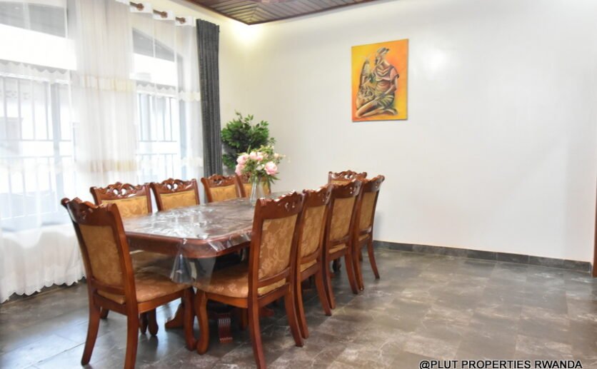 4 spacious bedrooms for rent in Rebero