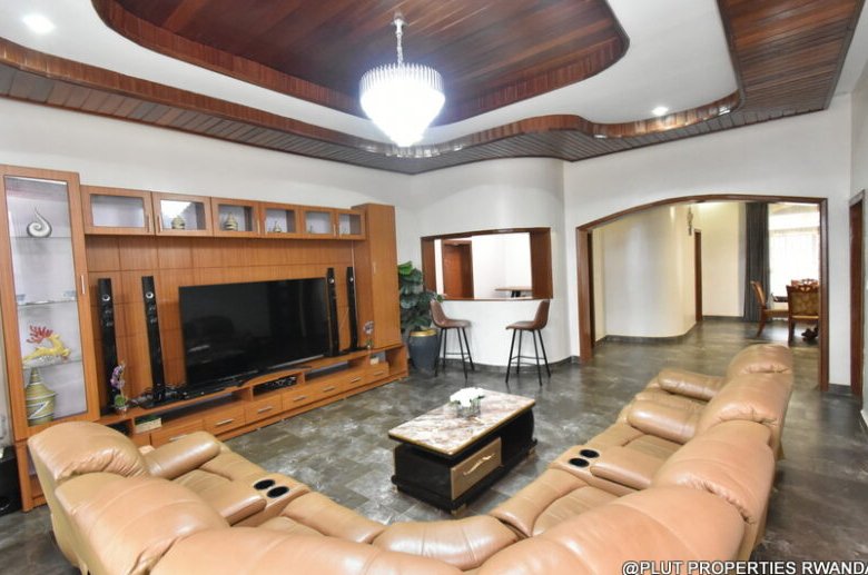 4 spacious bedrooms for rent in Rebero