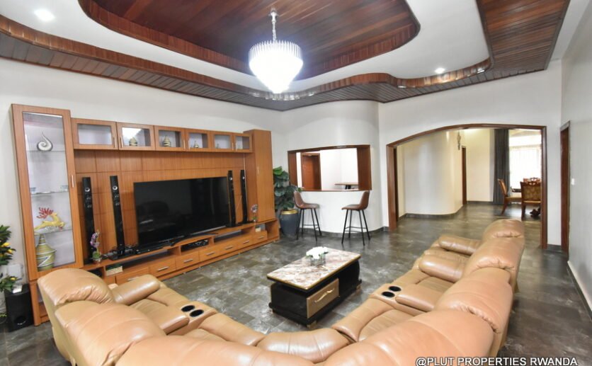 4 spacious bedrooms for rent in Rebero