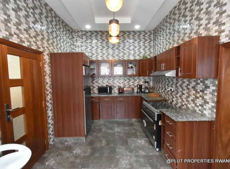 4 spacious bedrooms for rent in Rebero