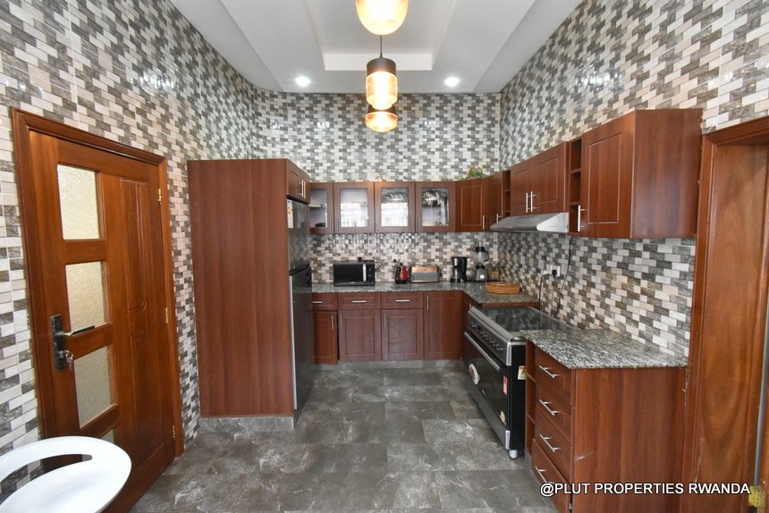 4 spacious bedrooms for rent in Rebero