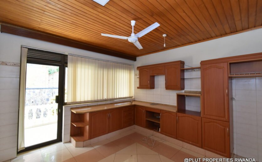 Big house for rent in Nyarutarama