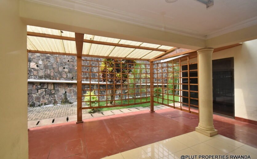 Big house for rent in Nyarutarama