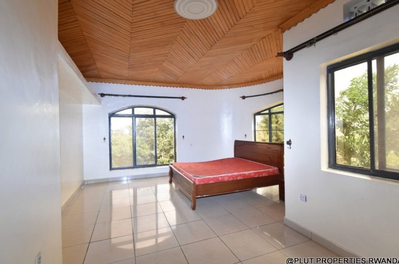 Big house for rent in Nyarutarama