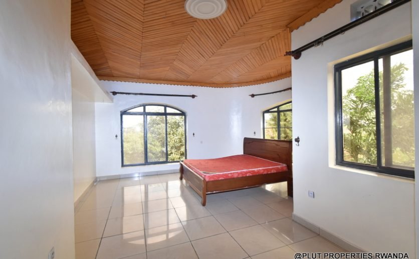 Big house for rent in Nyarutarama 
