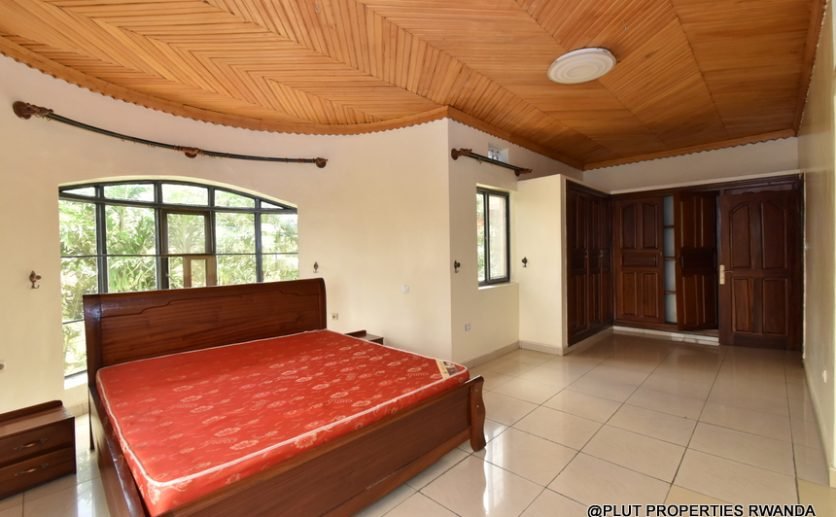 Big house for rent in Nyarutarama 