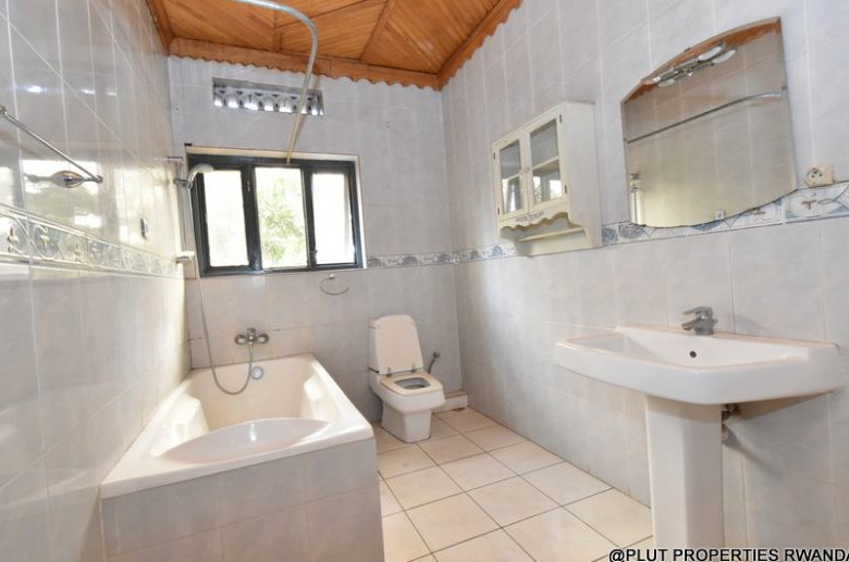 Big house for rent in Nyarutarama