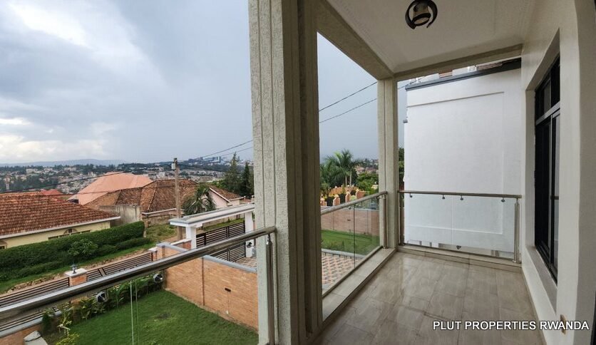 House for sale in Gisozi.