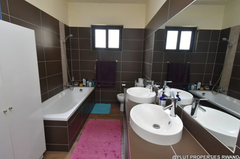 Beautiful House with pool for Sale in Kiyovu 