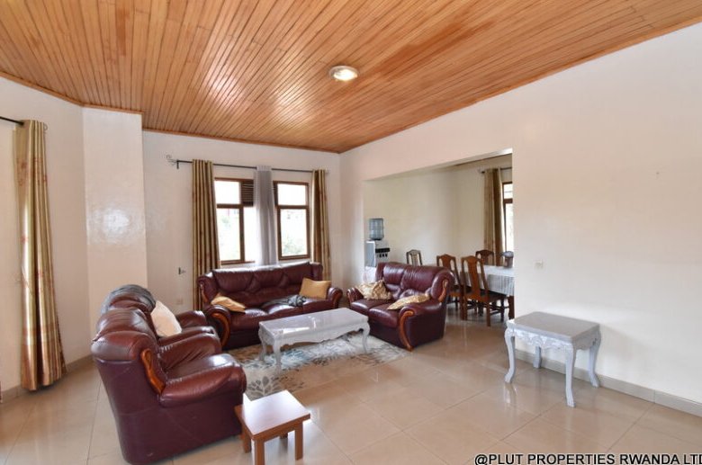 Nyarutarama house for rent. 