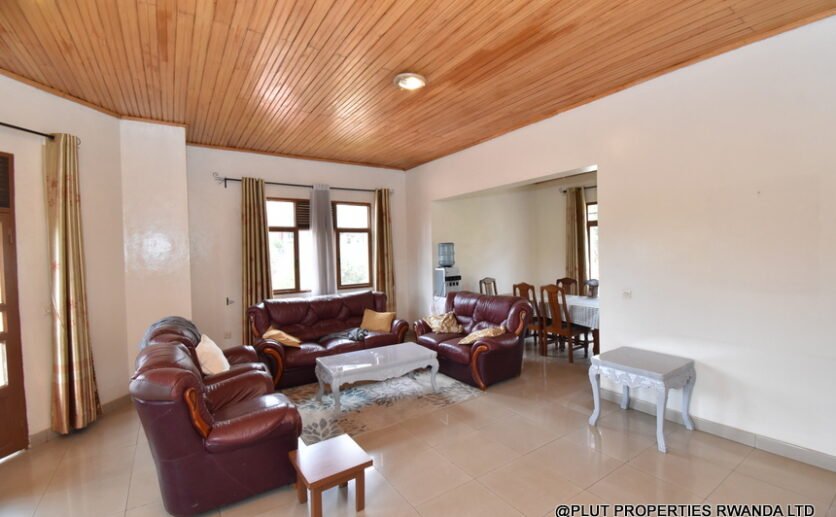 Nyarutarama house for rent. 