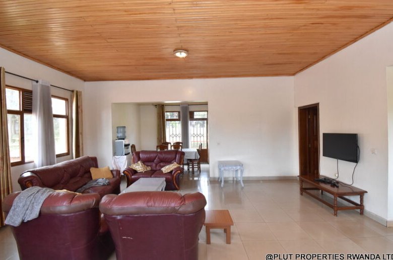 Nyarutarama house for rent. 